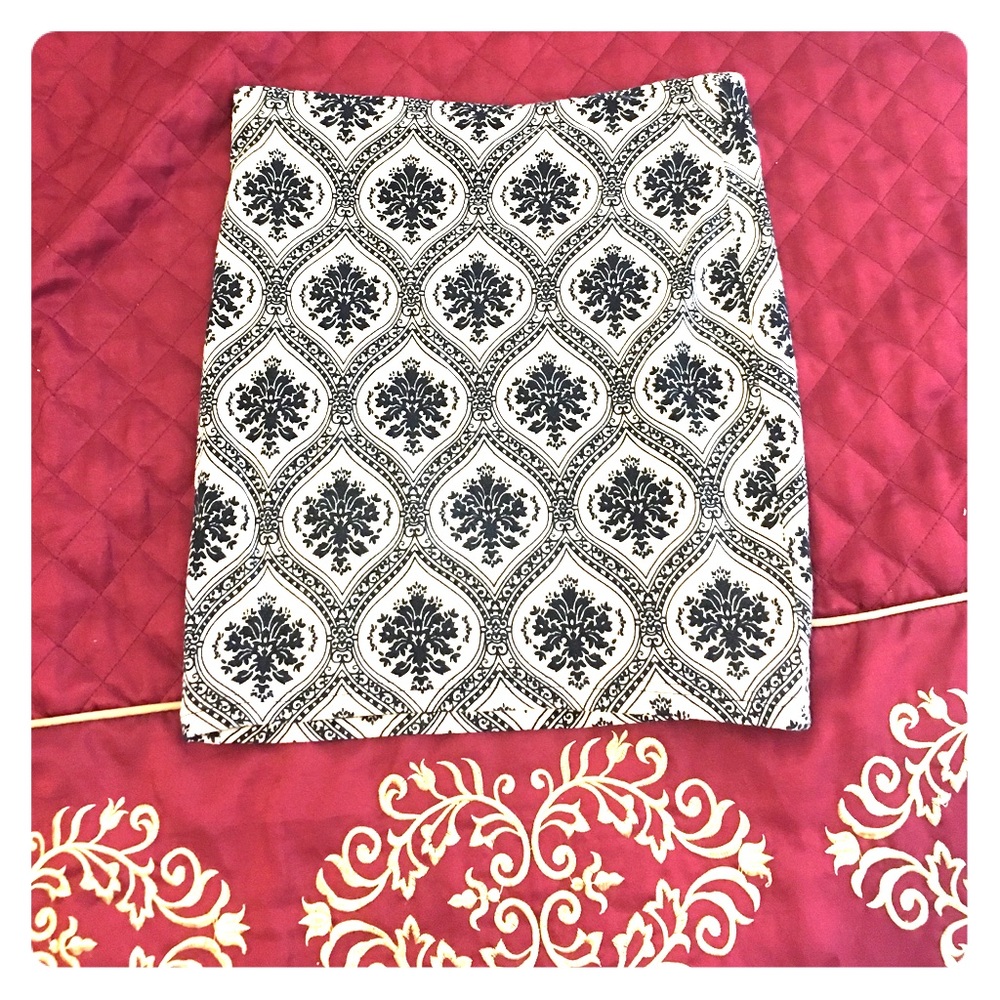 Black/cream miniskirt