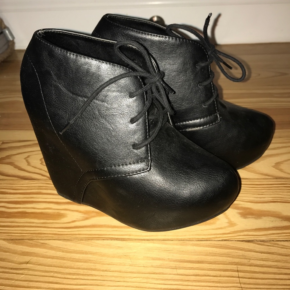Black platform shoe