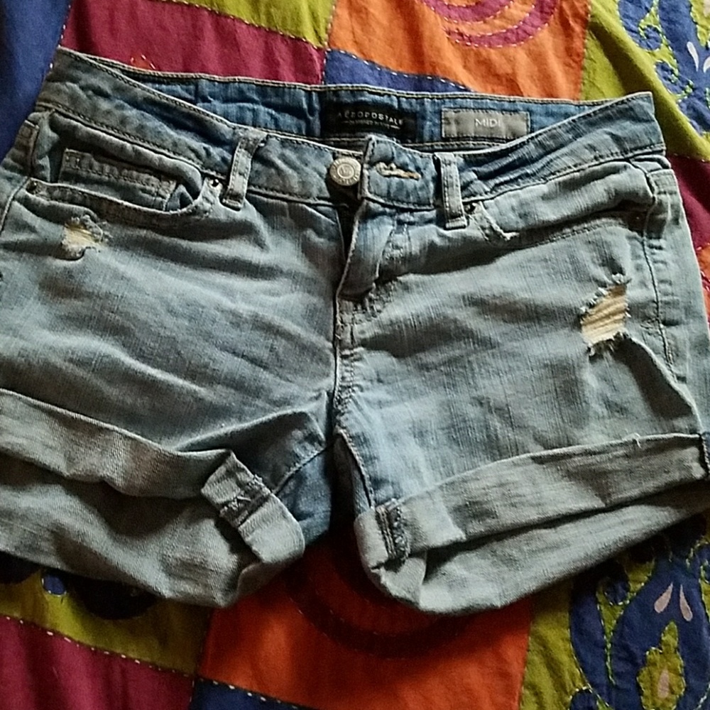 Light wash. Midi Jean shorts