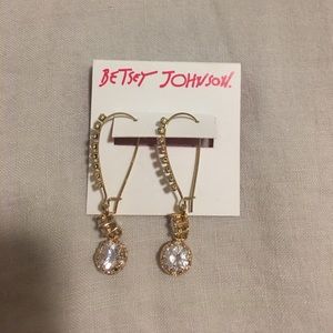 NEVER WORN Betsey Johnson dangling earrings ‼️💎