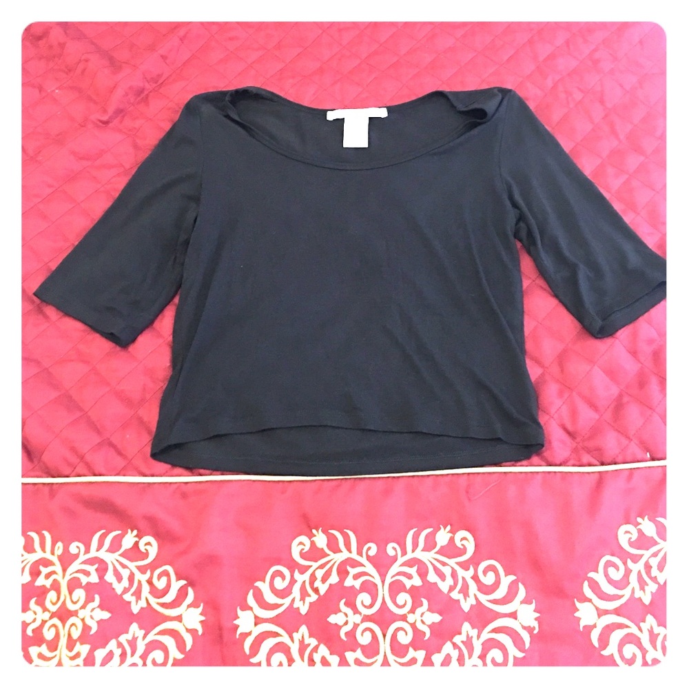 Black half-sleeve crop top