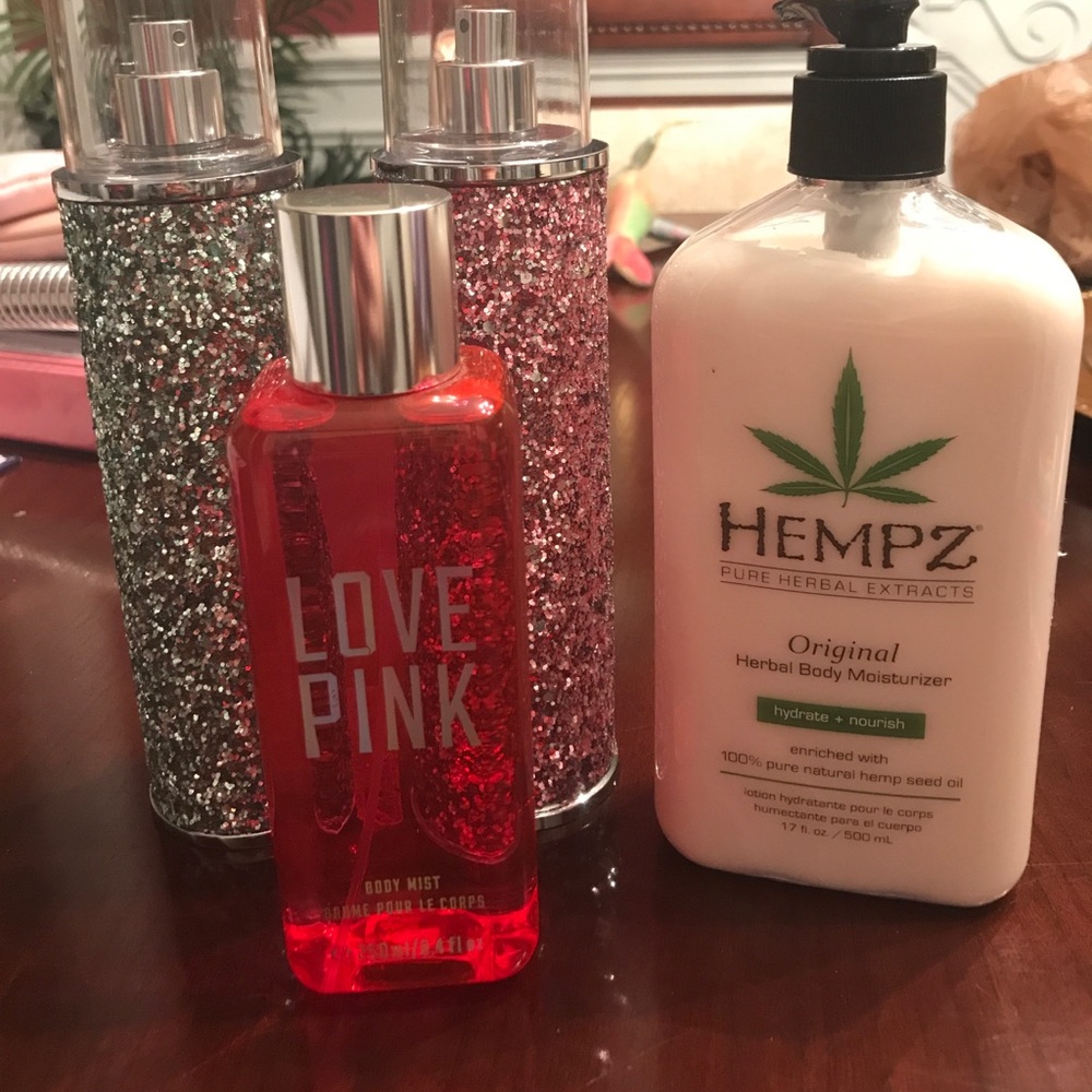 Bodyspray & lotion bundle with body spray holders