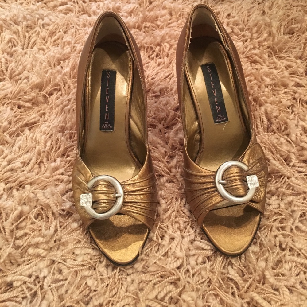 Steven by Steve Madden Gold heels with buckle