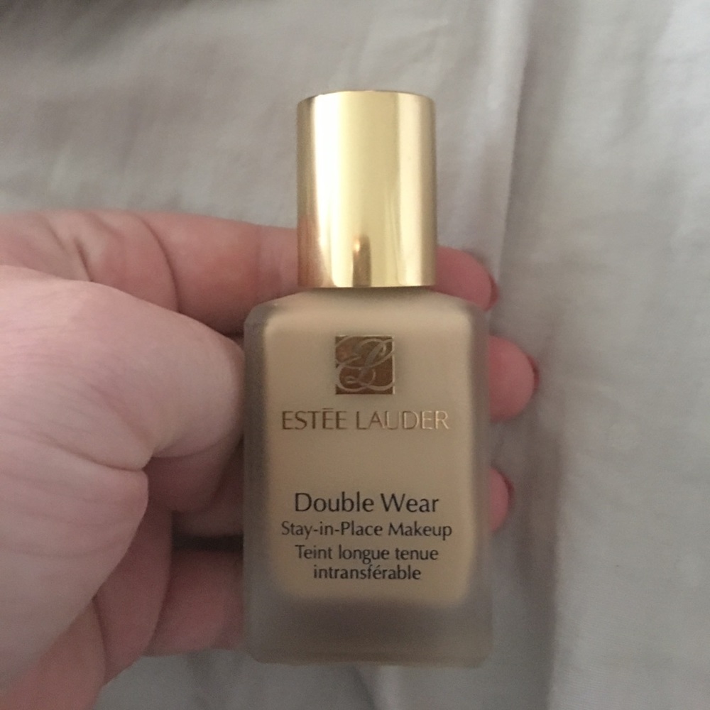 Estée Lauder double wear foundation in 1w1 bone