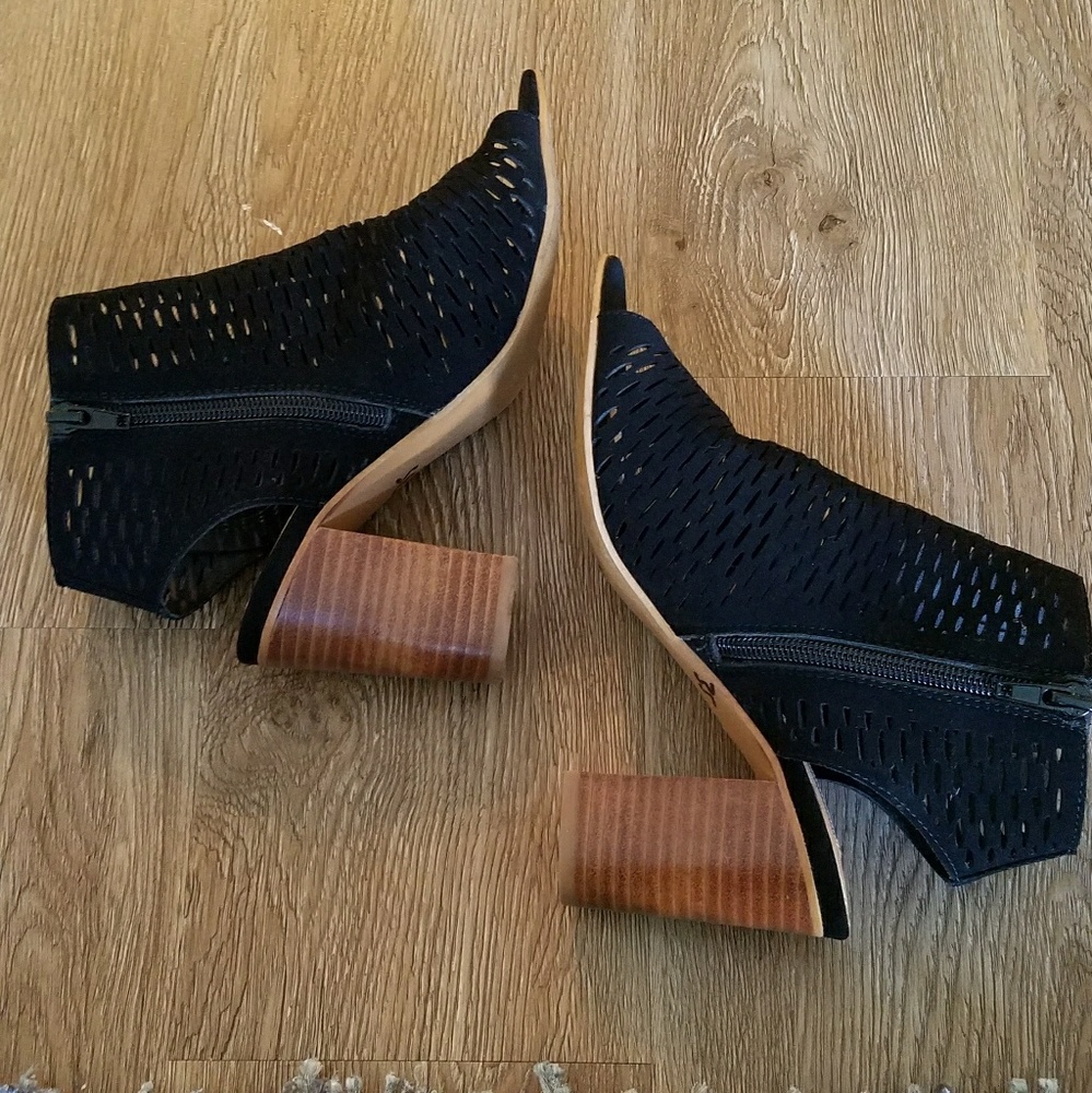 NWOT: STEVE MADDEN black booties.