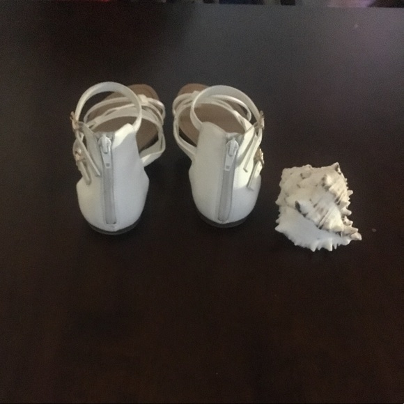 CLOSET CLOSING - Picture 2 of 3