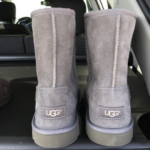 🍂BRAND NEW!!! 🍂🍁🍁FALL🍁🍁UGG Boots. Size 6. - Picture 3 of 8