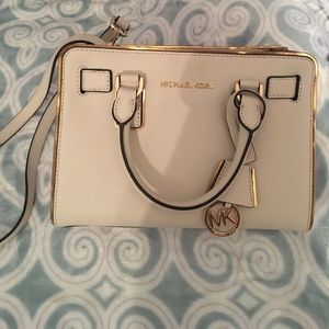 Michael kors bucket tote cream with gold hardware