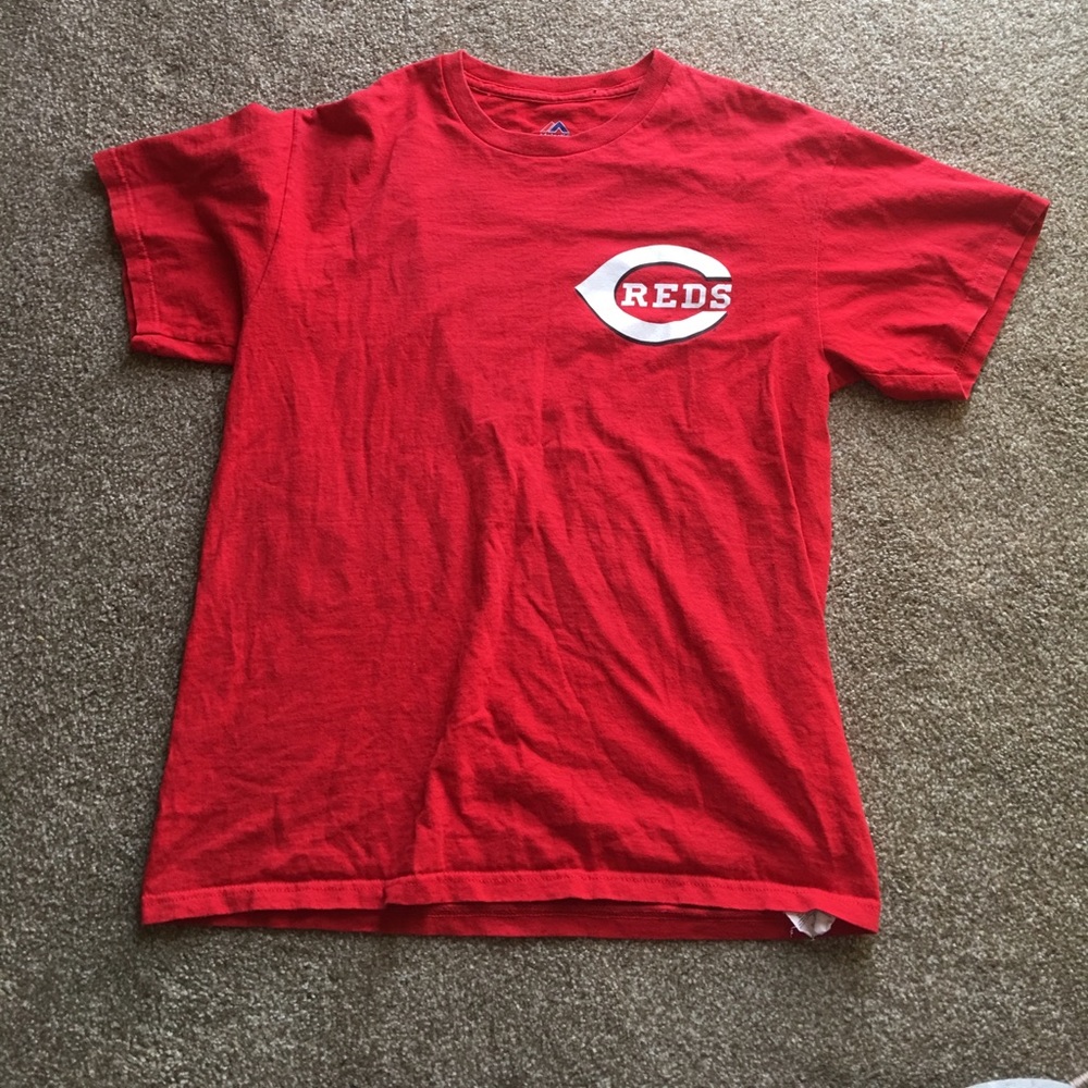 Cincinnati Reds t-shirt.