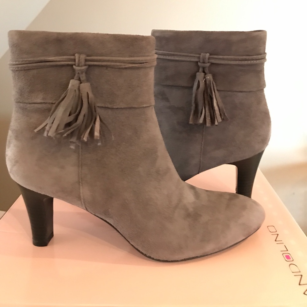 ✅ SOLD ✅ Bandolino 'Willaria' Gray Suede Booties
