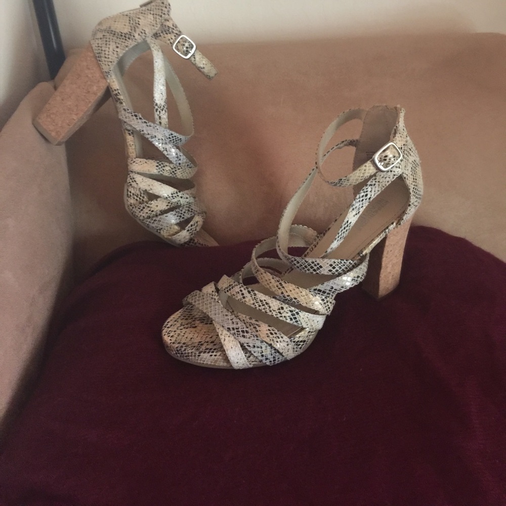 Never worn Kenneth Cole strappy 3.5 in ankle strap