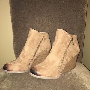 Women's size 8 tan zip bootie
