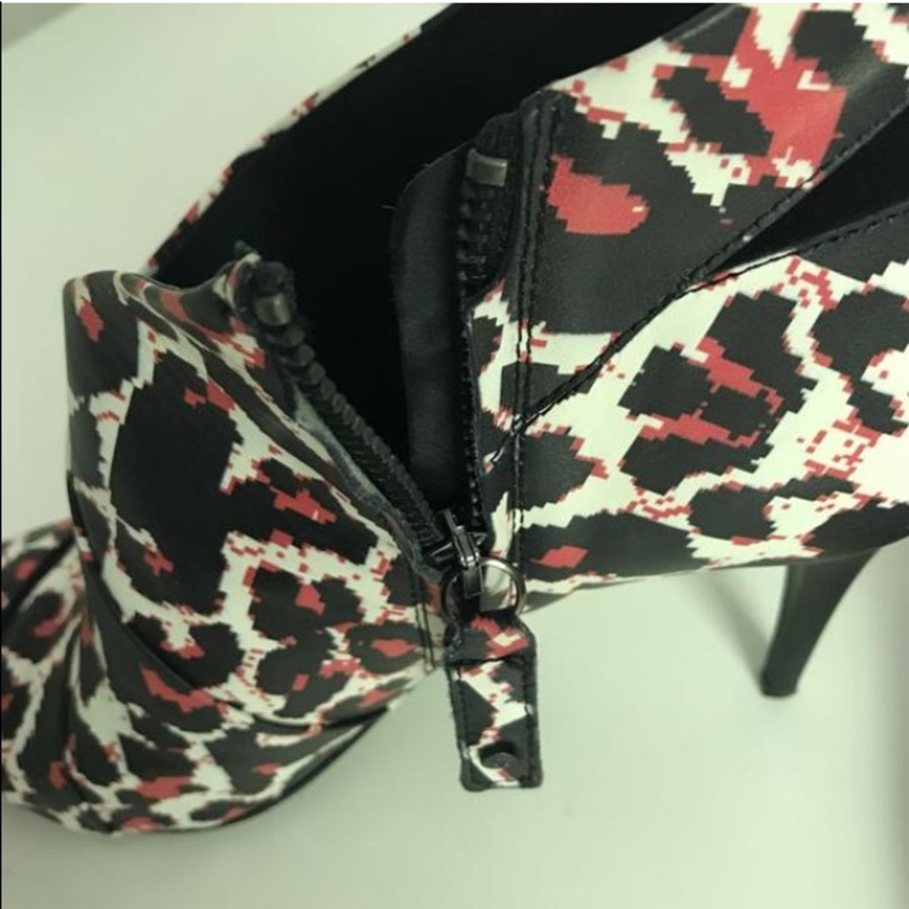 Alexander McQueen red leopard print ankle boots - Picture 7 of 8
