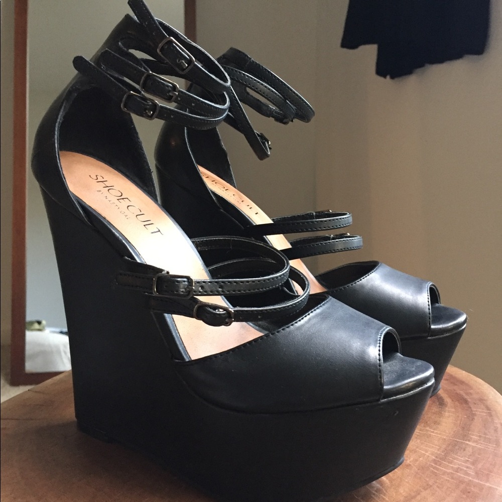 ♣️ Nasty Gal black platforms