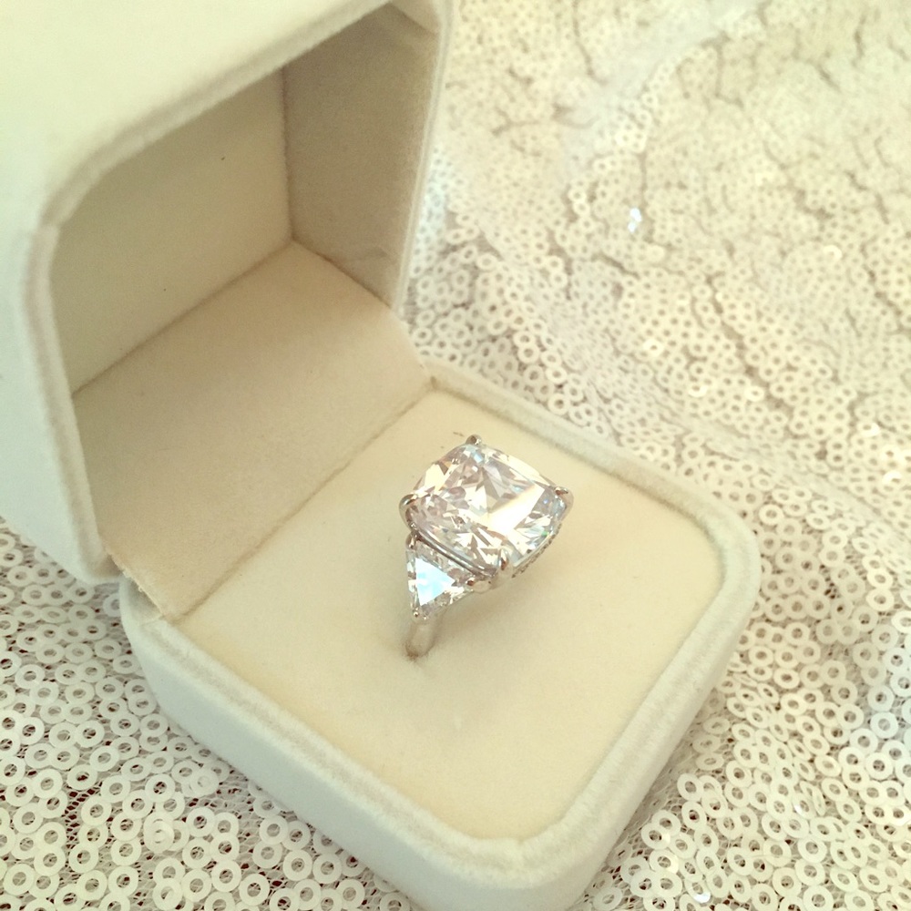 GORGEOUS size 6 CZ cushion cut engagement ring