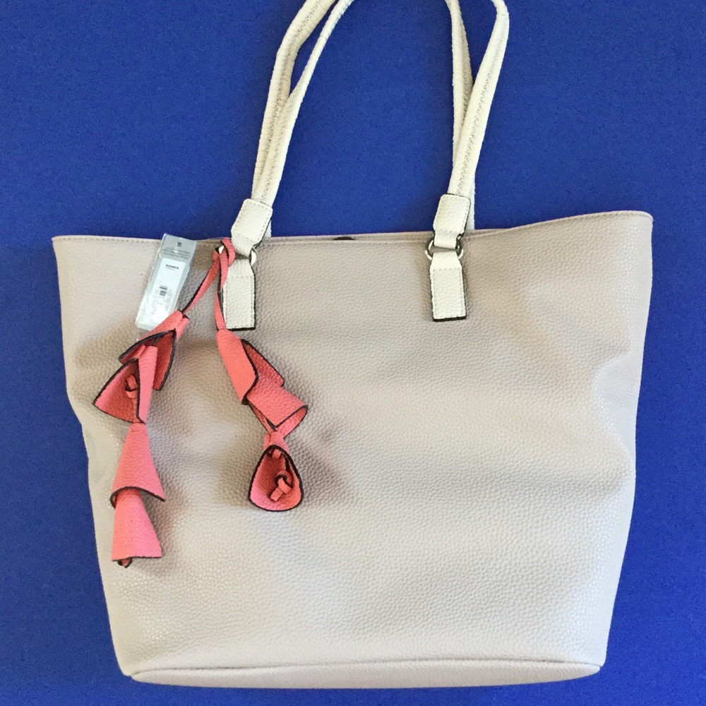 New with tags BEAUTIFUL TOTE W/ Decorative tossil
