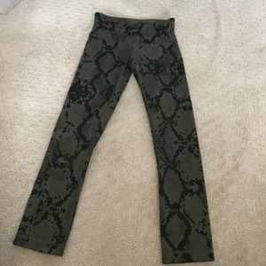 Lululemon Wonder Under Camo green crops