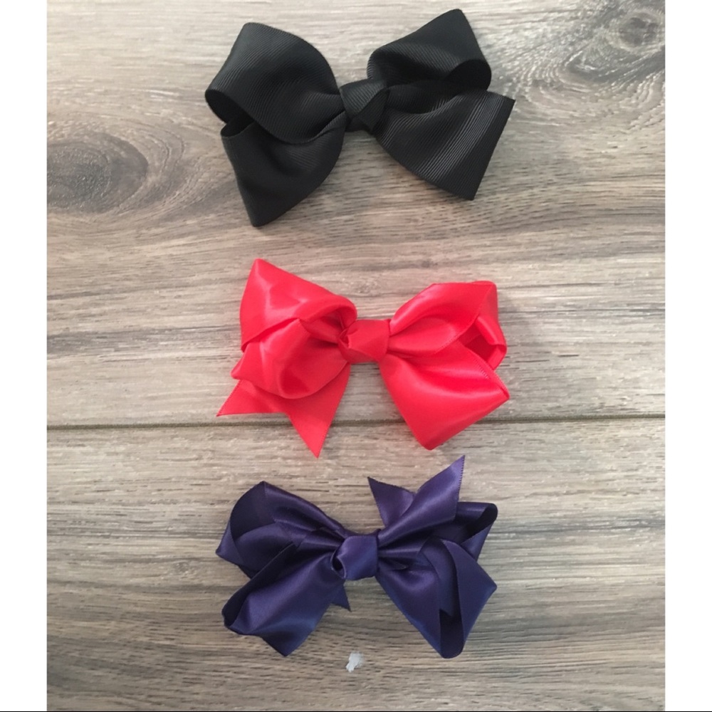 Hair bow's.