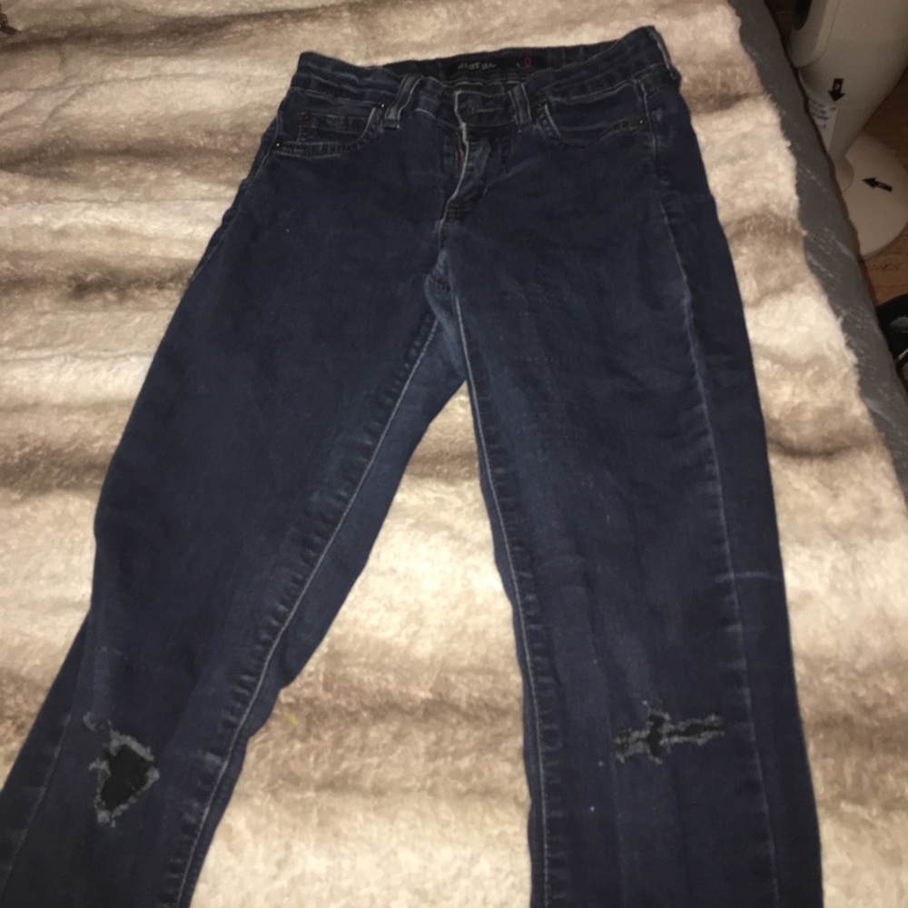 Skinny jeans with holes at the knees
