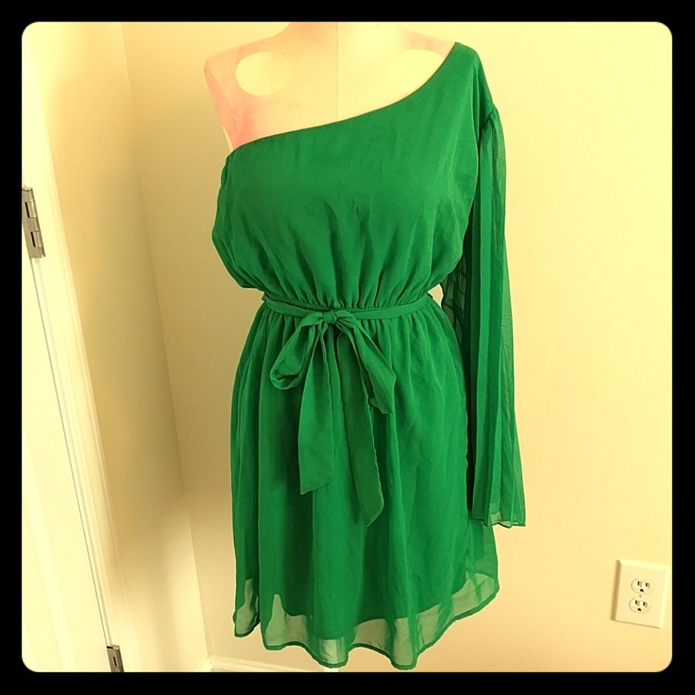 Asymmetrical one pleated sleeve green dress