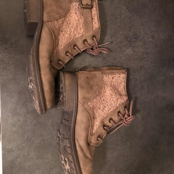 Steve Madden Brown/Tan Booties - Girls Size 5 SOLD - Picture 3 of 7