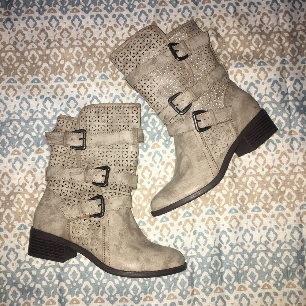 Taupe moto/combat boots with buckles.
