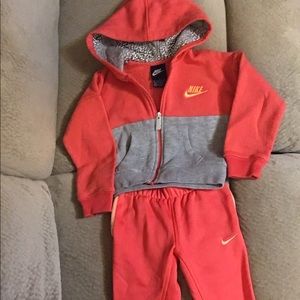 Brand New Nike outfit. Size 2T