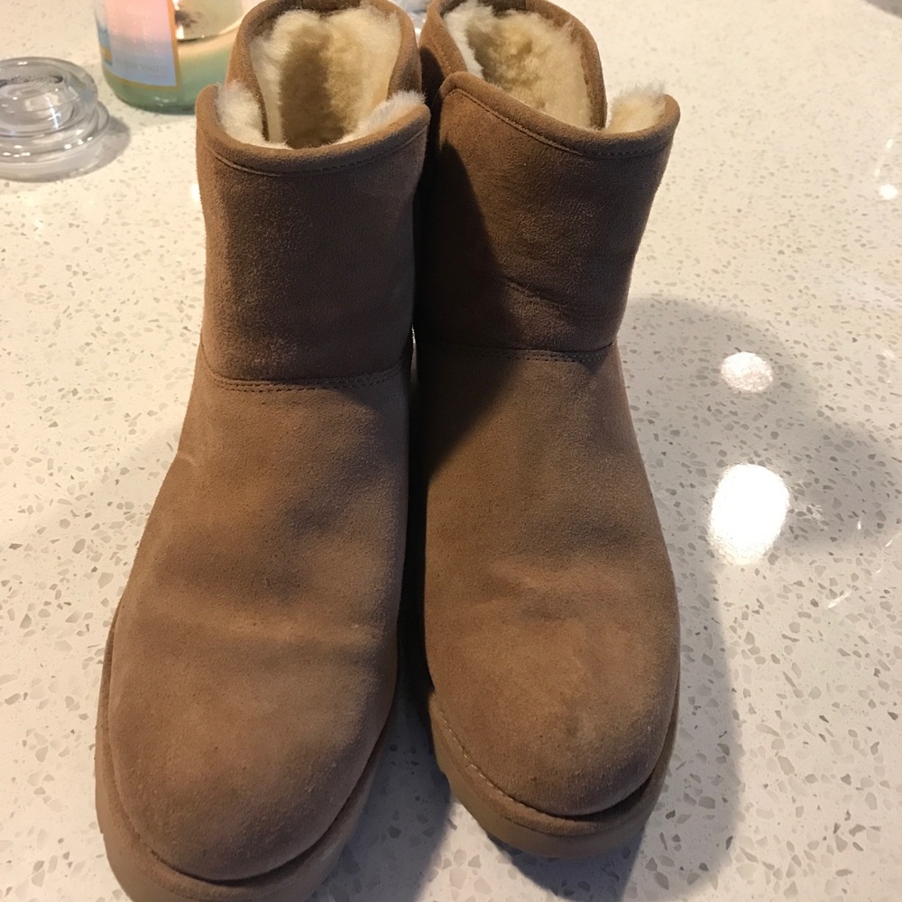 UGG Kristin Short Boots in Chesnut Suede