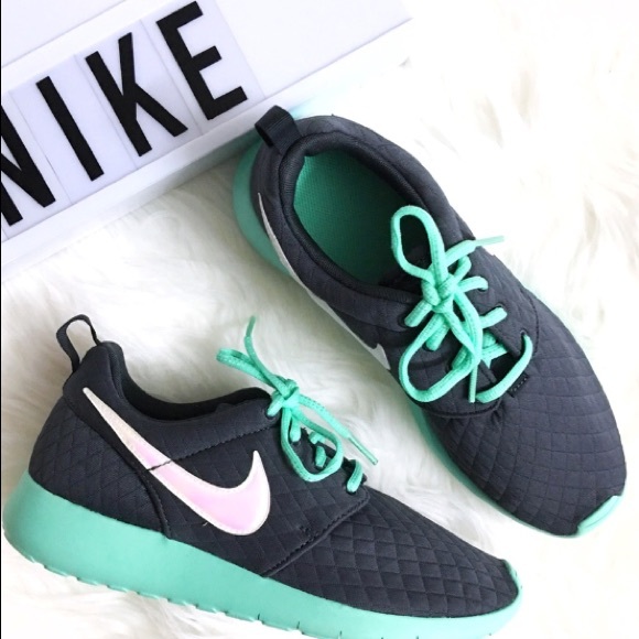 NIKE ROSHE ONE SE WOMENS SHOES GRAY SPECIALEDITION - Picture 3 of 7