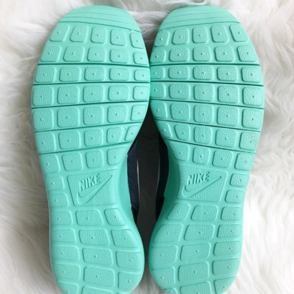 NIKE ROSHE ONE SE WOMENS SHOES GRAY SPECIALEDITION - Picture 5 of 7