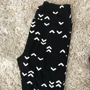 One size black and cream arrow lularoe