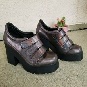 Eeight holographic velcro platforms