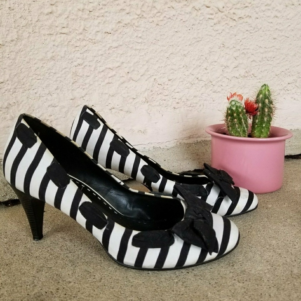 Gianni Bini b&w striped kitten heels