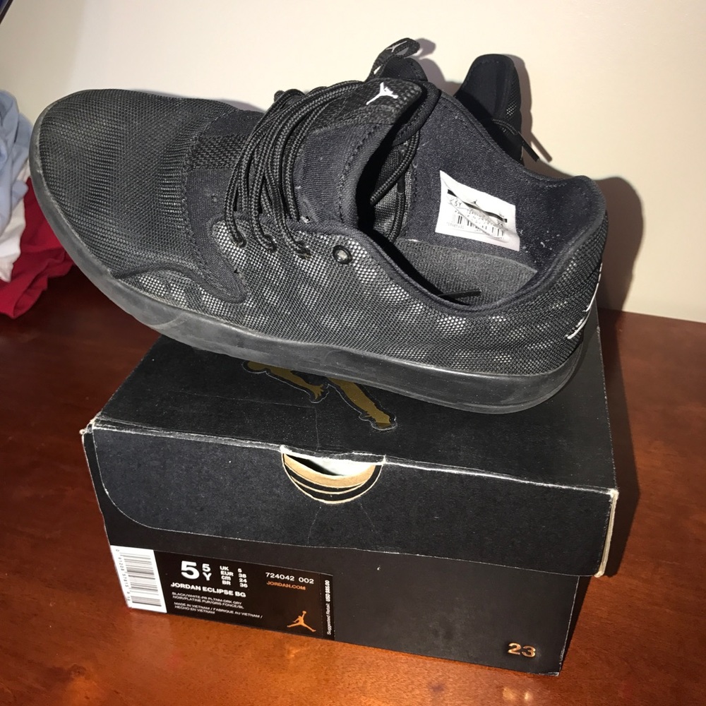 Black Jordan's eclipse BG size: 5.5