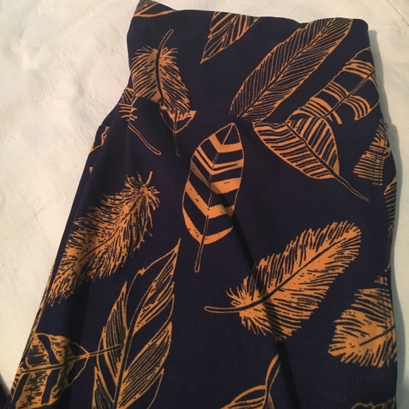 Feather print Lularoe Leggings - Picture 2 of 2