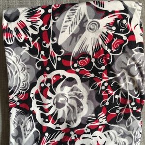 LuLaRoe Tall & Curvy Leggings