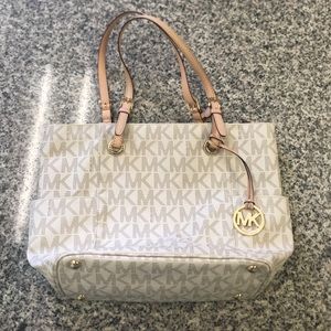 Michael kors shoulder strap bag