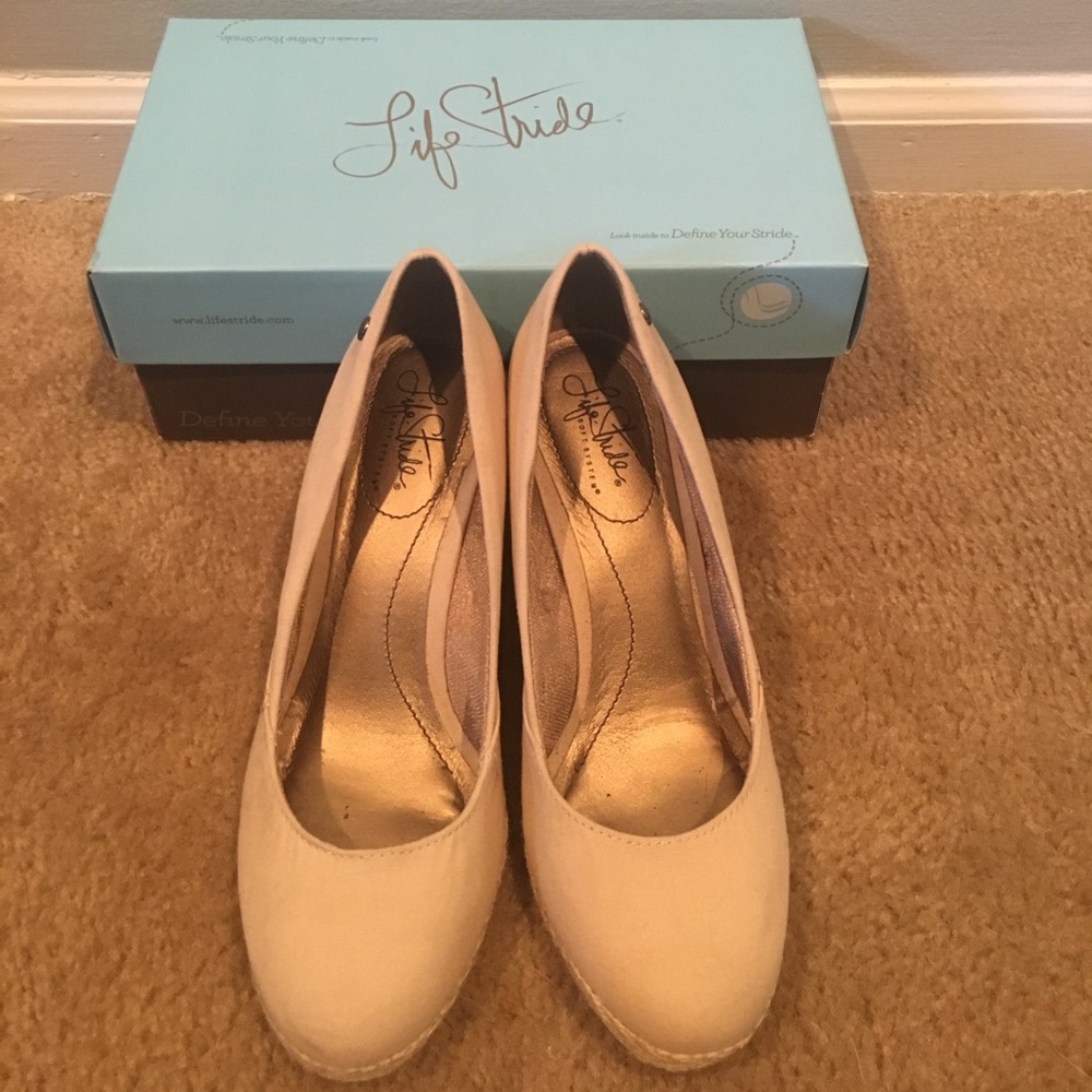 Natural color Life Stride size 8 wedges.