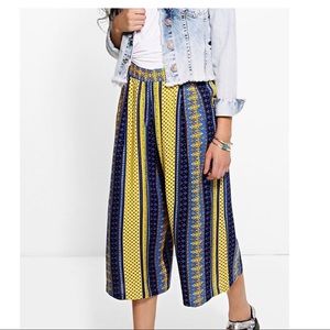 Boohoo pants blue yellow printed NWOT