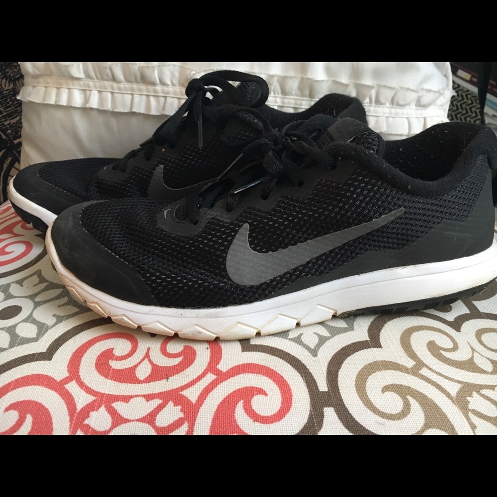 Nike Flex Experience 4 tennis shoes black