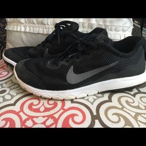 Nike Flex Experience 4 tennis shoes black