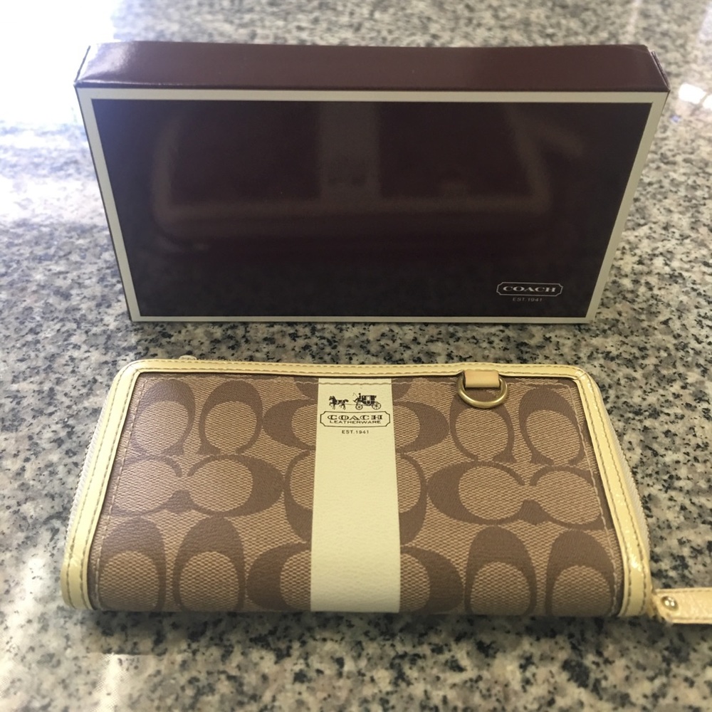 Coach large wallet ivory with logo authentic