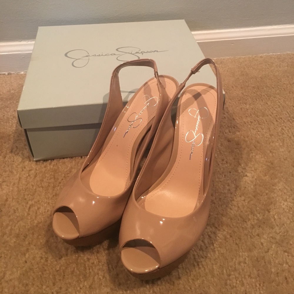 Jessica Simpson nude patent pumps in size 8.