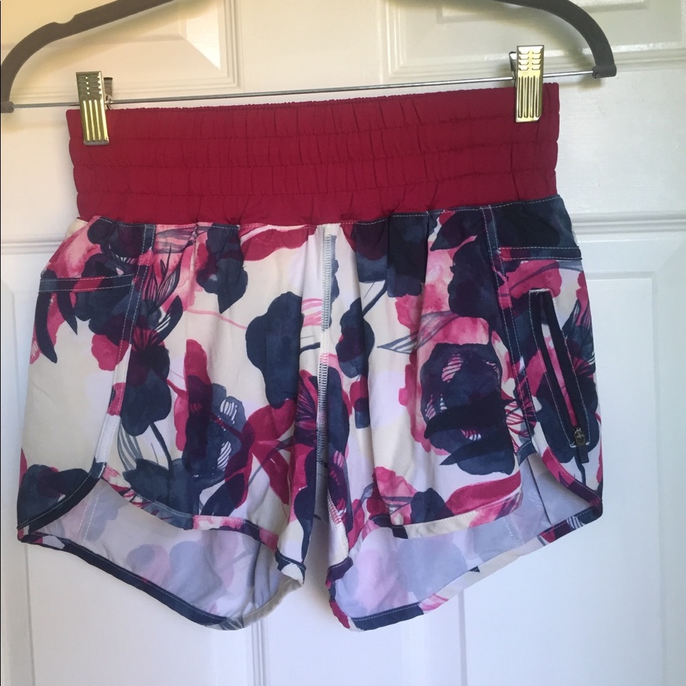 Lululemon Tracker IV Shorts Size 6 Inky Floral