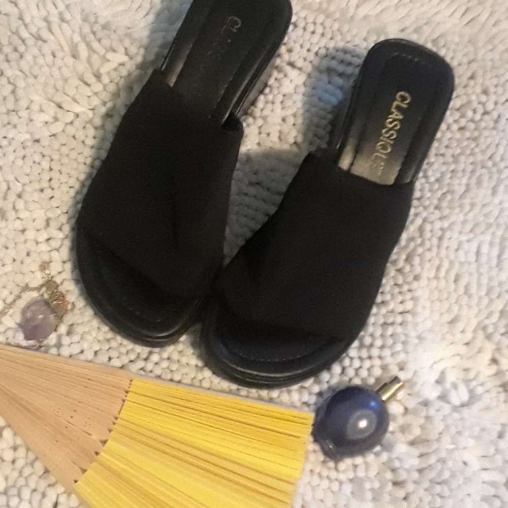 New slight damaged Classique black shoes