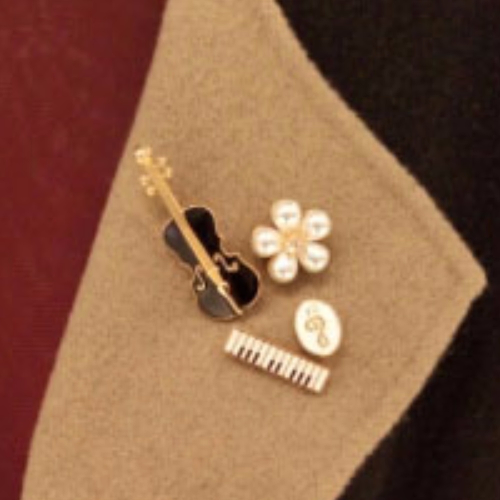 Set of 4 Music Pins Brooches Keyboard Violin Clef - Picture 5 of 5