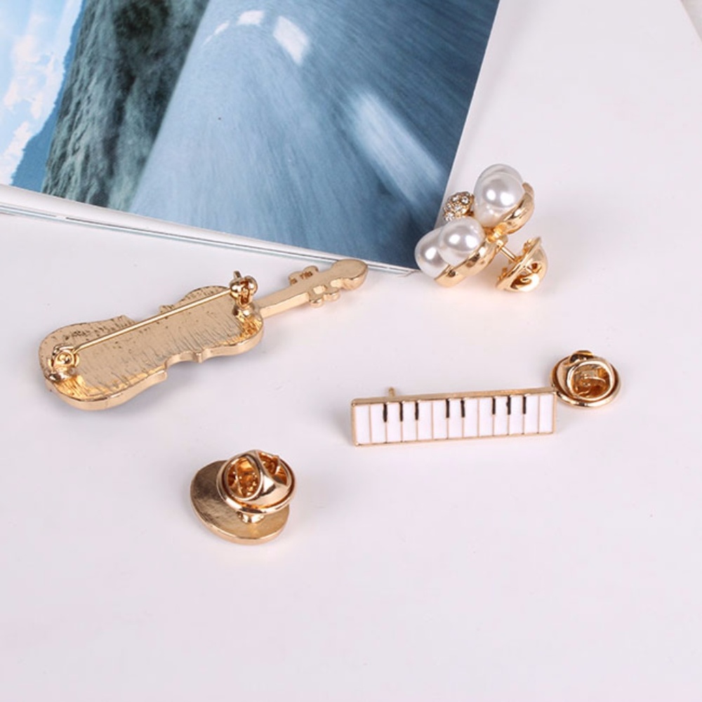 Set of 4 Music Pins Brooches Keyboard Violin Clef - Picture 4 of 5