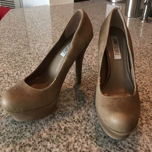 Jennifer Lopez Tan Platform Pumps