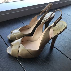 Champagne color sandal patent leather.