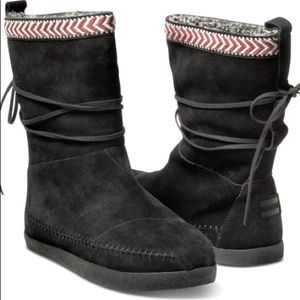 Like-new TOMS Nepal Black Suede Moccasin Boots! ❄️